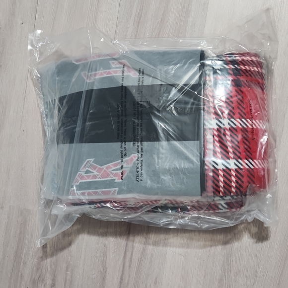 NWT 2pc Victoria's Secret Lovepink Tartan Tote & Tartan Sherpa Blanket Set - Picture 5 of 6